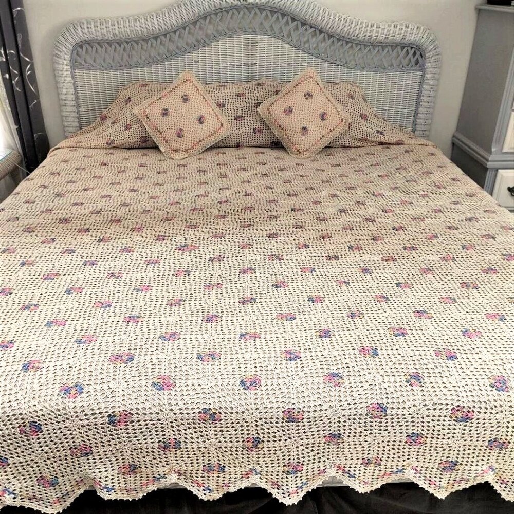 VTG King Set Hand Crocheted Exquisite Spread 6 Pc 2 Pillows, 2 Valances,1 Doily